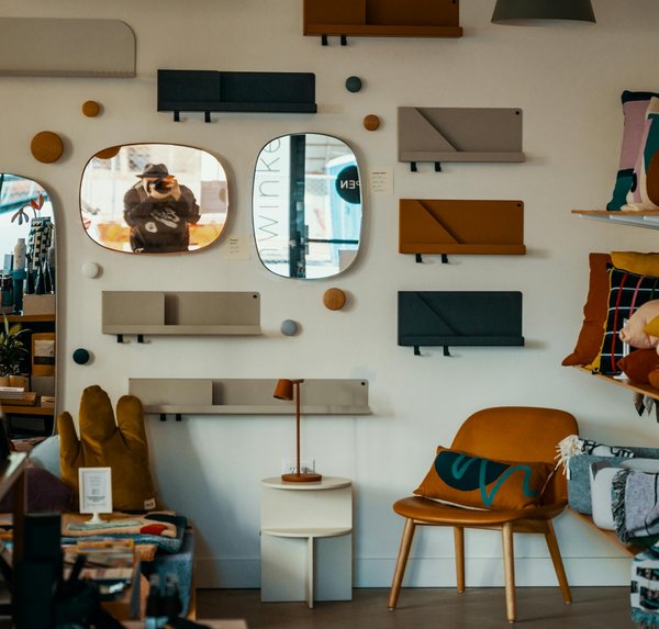 Comment transformer l"espace sous votre escalier en un bureau pratique et esthétique ?